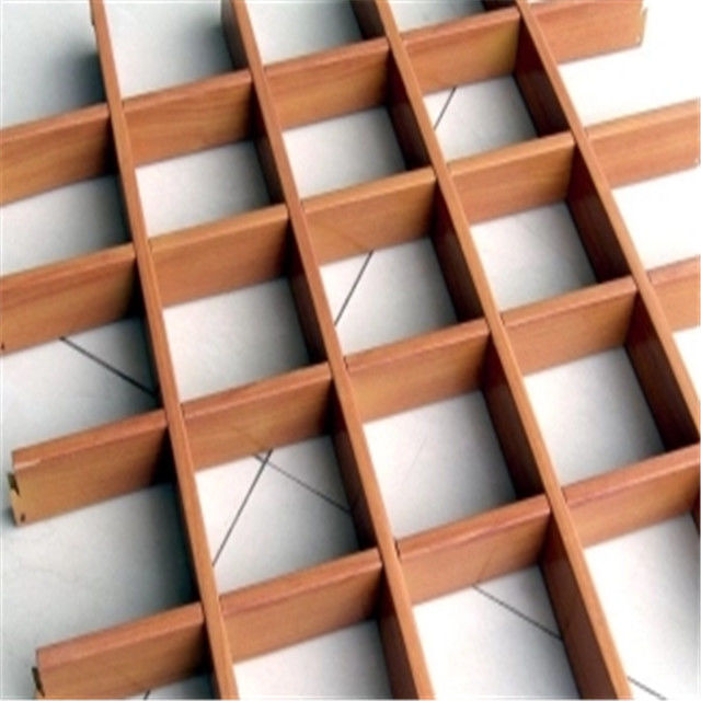 Afiados regulares de madeira de alumínio falsos suspendidos da grade 2MM do painel de teto tornam à prova de som